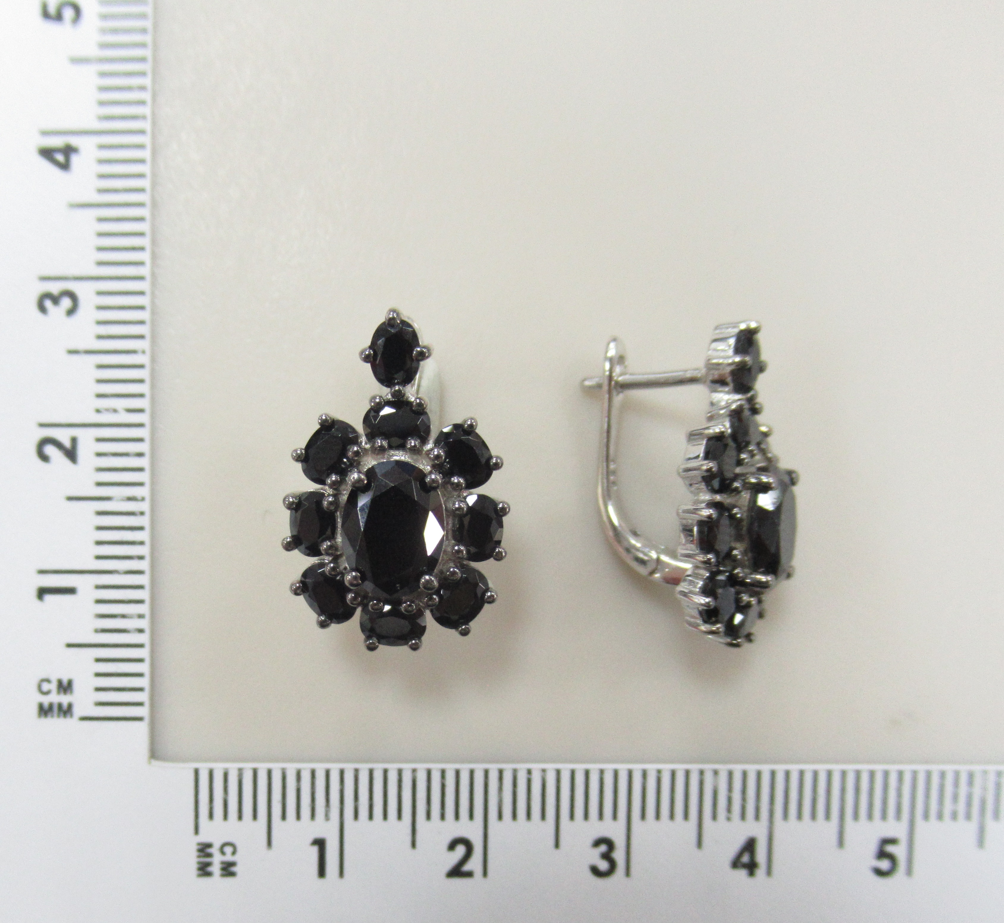 Серебряные серьги со шпинелью "Цветы"